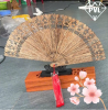 QUẠT TRẦM HƯƠNG SÁNH THƠM DỊU - anh 1